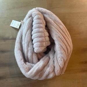 Faux Fur infinity scarf in beige/ivory